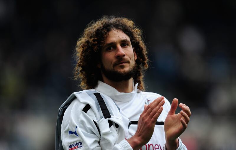 NEWCASTLE UPON TYNE, ENGLAND - MAY 19:  Newcastle captain Fabricio Coloccini applauds the crowd after the Barclays Premier League match between Newcastle United and Arsenal at St James' Park on May 19, 2013 in Newcastle upon Tyne, England.  (Photo by Stu Forster/Getty Images) *** Local Caption ***  169057447.jpg