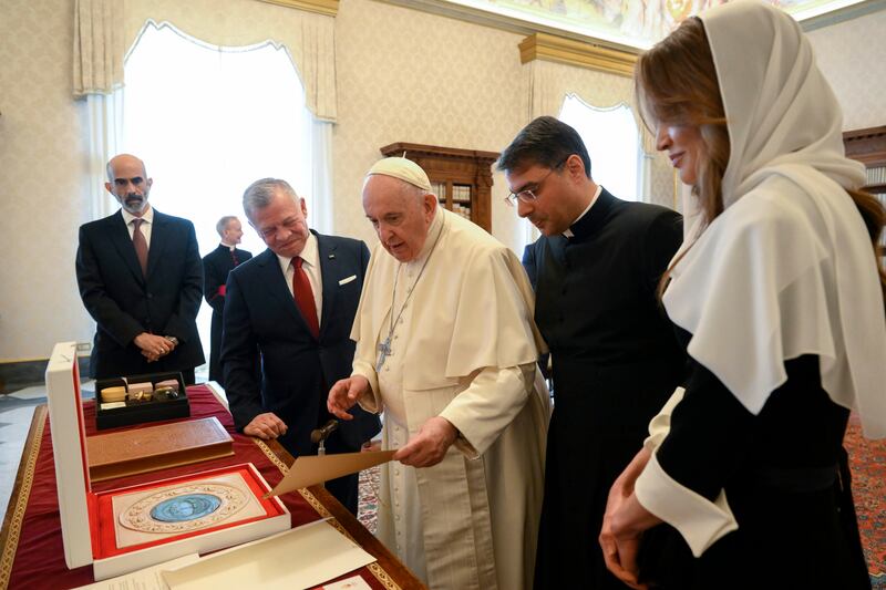 Pope Francis exchanging gifts with King Abdullah and Queen Rania. EPA