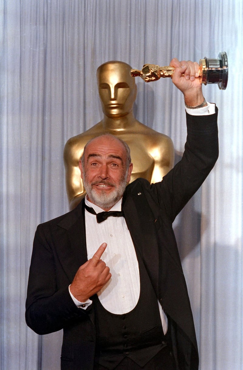 Actor Sean Connery holds up his Oscar after winning the Best Supporting Actor at the 60th Academy Awards in Los Angeles, April 11, 1988.    Reuters/Bob Riha  (REUTERS - Tags: ENTERTAINMENT)