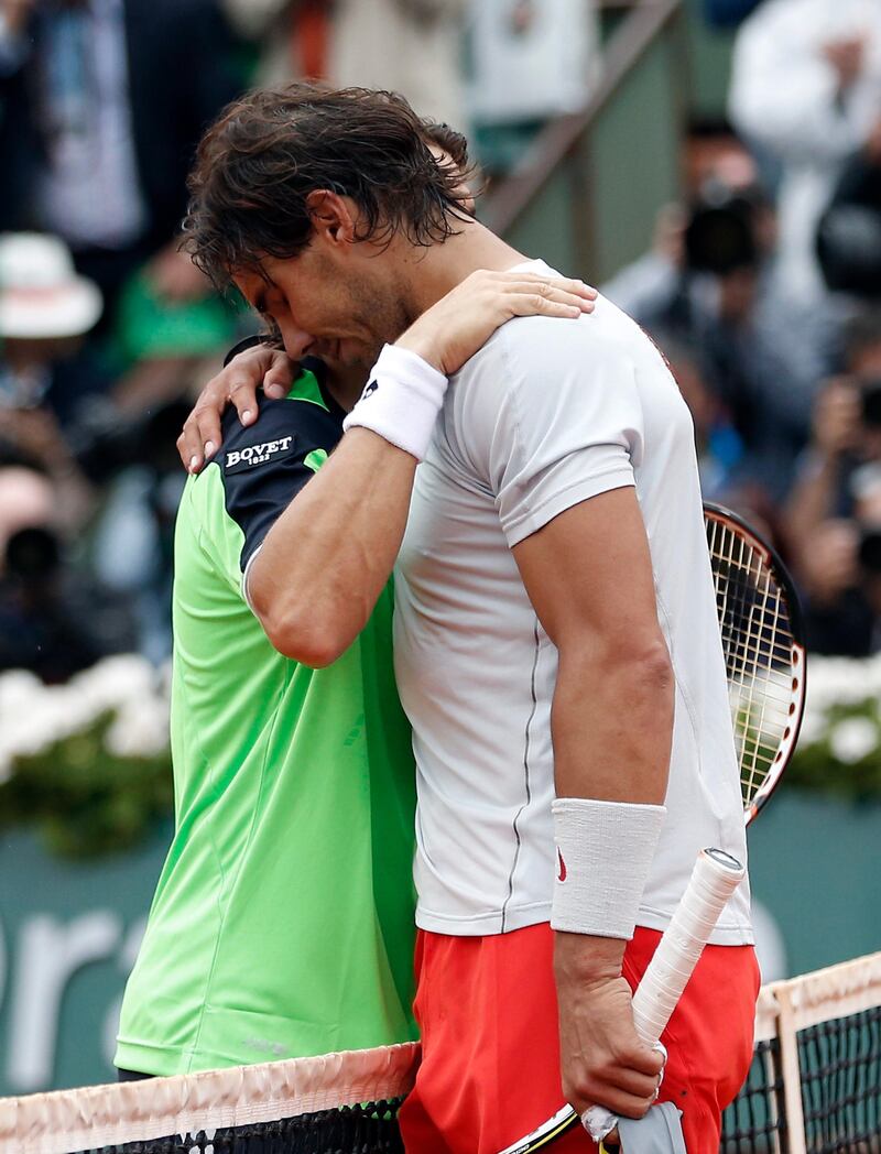 epa03737892 Rafael Nadal (R) of Spain hugs David Ferrer (L) of Spain after the men's final match for the French Open tennis tournament at Roland Garros in Paris, France, 09June 2013.  EPA/IAN LANGSDON *** Local Caption ***  03737892.jpg