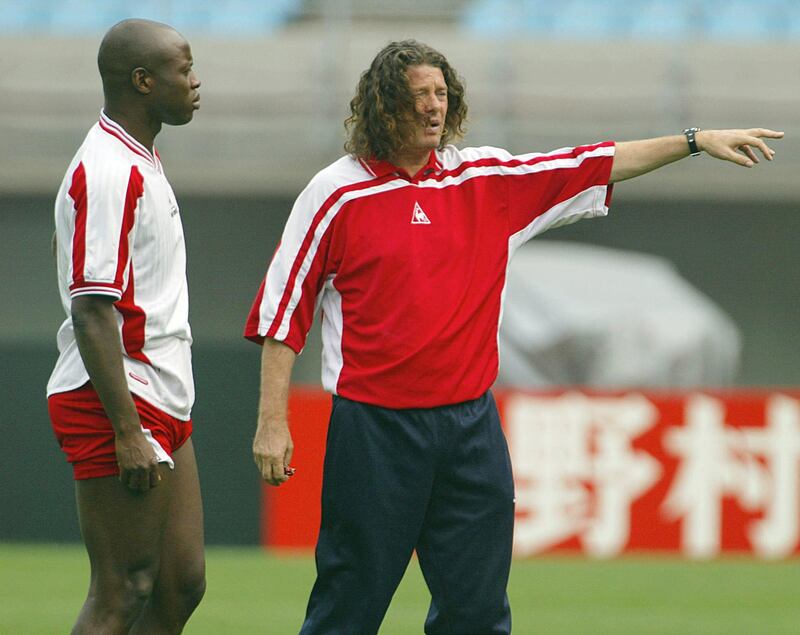 Senegal national soccer team coach French Bruno Metsu (R) talks with veteran player Amara Traore 21 June 2002 during an official training session at Osaka's Nagai Stadium.  Senegal will make football history if they can beat Turkey in what promises to be a bitterly fought World Cup quarter-final here 22 June. AFP PHOTO - PATRICK HERTZOG / AFP PHOTO / PATRICK HERTZOG