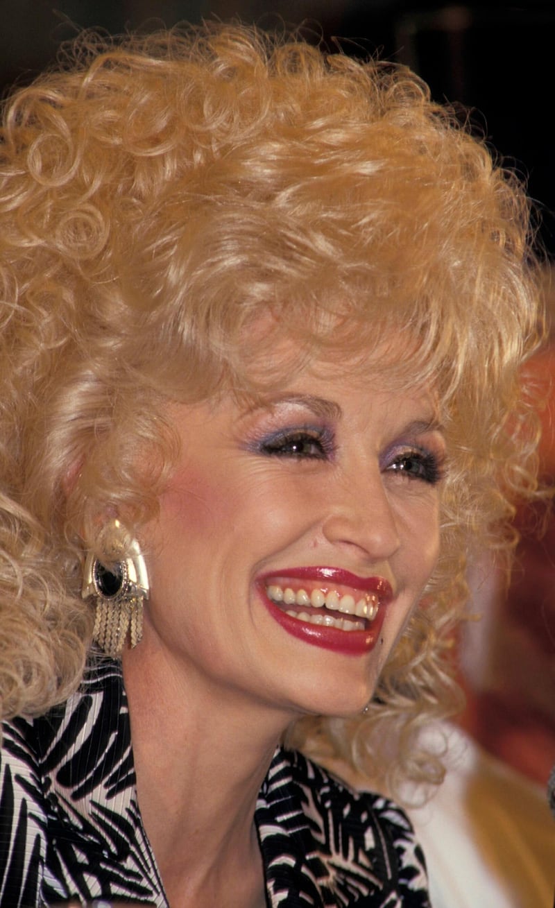 1987 : DOLLY PARTON AT A PRESS CONFERENCE.(Photo by Patrick Riviere/Getty Images)
