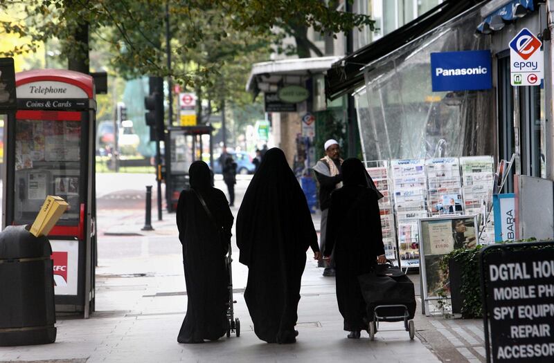 LONDON. 26th September 2010. LITTLE ARABIA. Muslim women out shopping on  the Edgware Road in London.  Stephen Lock for The National  FOR MAGAZINE. 
