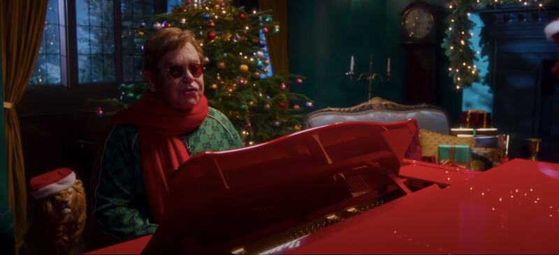 Elton John, wearing a green Gucci tracksuit, in the 'Merry Christmas' music video, which debuted on December 3, 2021. Photo: YouTube