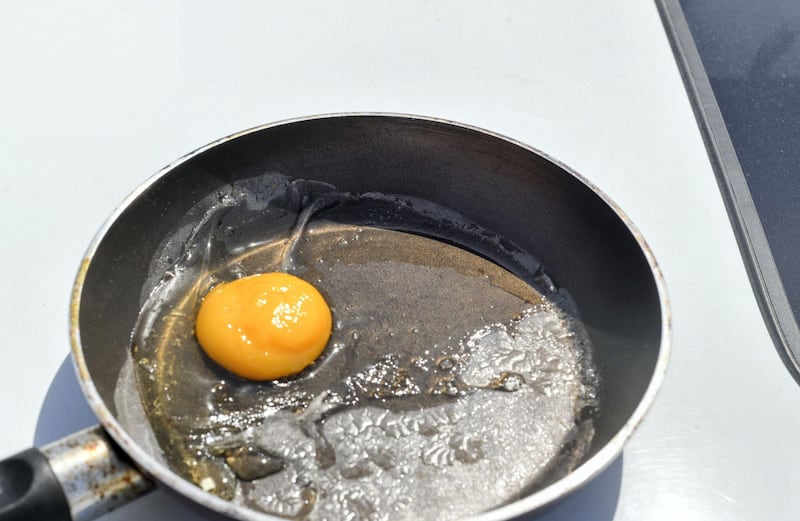 Residents and Heat in Sweihan-AD  Egg fry experiment successful in the small town of Sweihan, where temperatures temperatures have risen to -45¡C Abu Dhabi on June 9, 2021.
Reporter: Haneen Dajani News