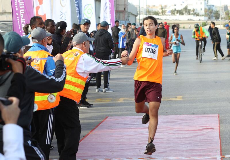 A runner grabs refreshments from a drinks station