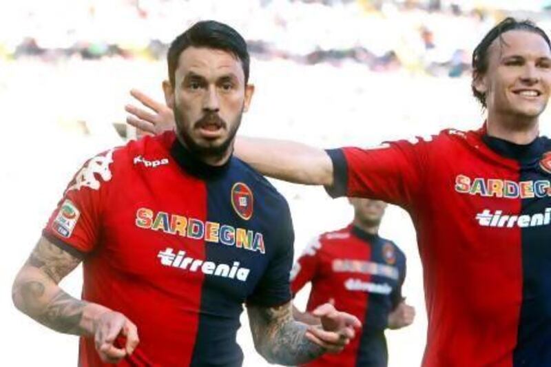 Cagliari's Mauricio Pinilla celebrates with his teammates. Andrea Lasorte / EPA