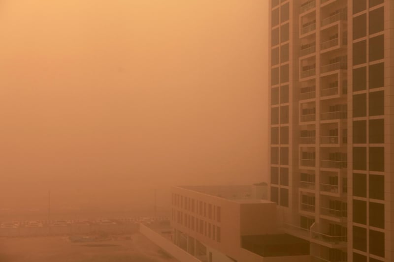 DUBAI, UAE. April 2, 2015 - A sandstorm sweeps into Dubai Marina, April 2, 2015. (Photos by: Sarah Dea/The National, Story by: Standalone, news)
 *** Local Caption ***  SDEA020315-sandstorm02.JPG