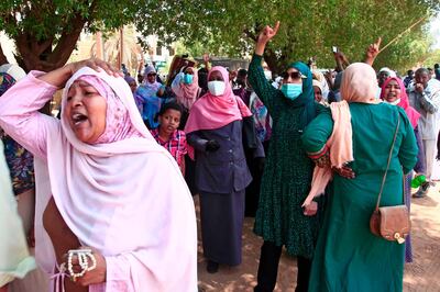 Family members of the accused rally outside the Khartoum courthouse during a trial session of Sudan's ousted president Omar al-Bashir along with others, in the Sudanese capital on August 25, 2020. The trial of Sudan's ousted president Omar al-Bashir, on charges related to the coup that brought him to power in 1989, was adjourned to September 1, the judge said.  / AFP / ASHRAF SHAZLY
