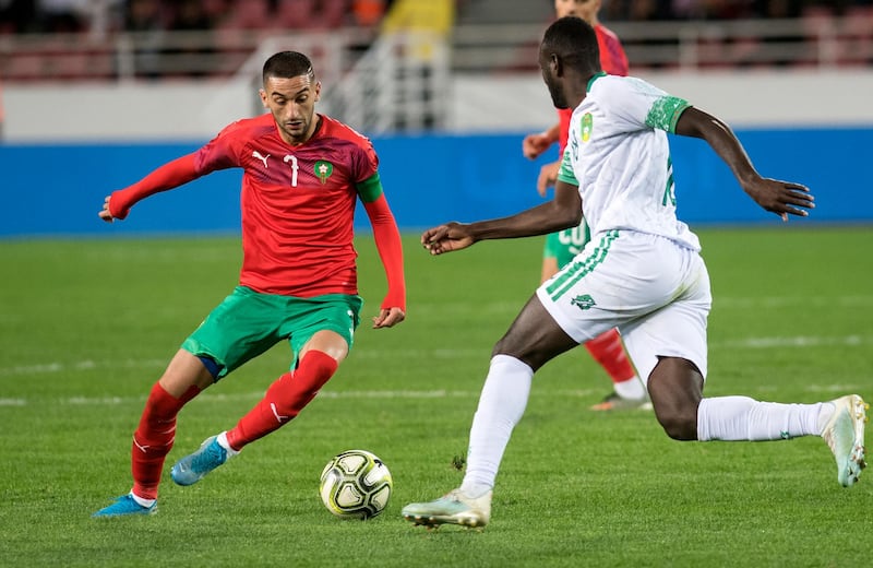 Morocco's midfielder Hakim Ziyech (L) vies for the ball with Mauritania's midfielder Hacen El Ide during the 2021 Africa Cup of Nations group E qualifying football match between Morocco and Mauritania at the Prince Moulay Abdellah stadium in the capital Rabat on November 15, 2019. (Photo by FADEL SENNA / AFP)