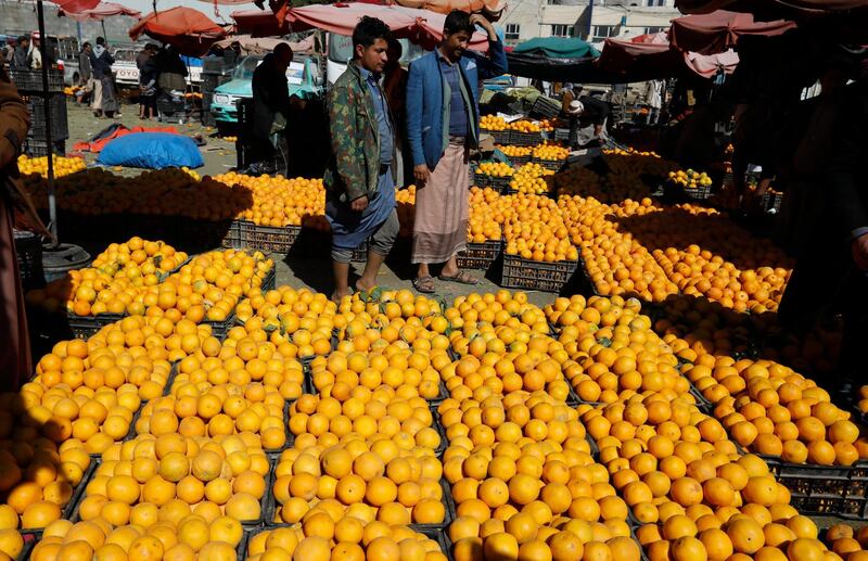epa08808517 Yemenis shop for oranges at a wholesale market in Sana'a, Yemen, 08 November 2020. The orange fruit floods markets across Yemen due to bumper crop in the winter season. Oranges are rich in vitamin C, which may reduce common cold.  EPA/YAHYA ARHAB