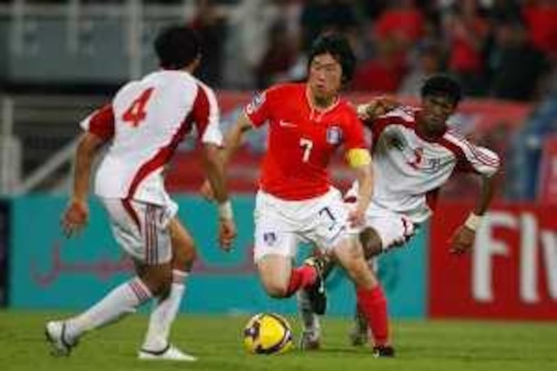 South Korea's Park Ji Sung, center, and Emiratis Mohammed Qassim, left, and Fares Juma, right, in action during a Fifa World Cup 2010 Qualifying match for Asia Group 2, in Dubai, United Arab Emirates, Saturday, June 6, 2009. Korea won 2-0 and qualified for the World Cup. (AP Photo/Jorge Ferrari) *** Local Caption ***  XJF009_Emirates_South_Korea_United_Arab_Emirates_World_Cup_Soccer_.jpg