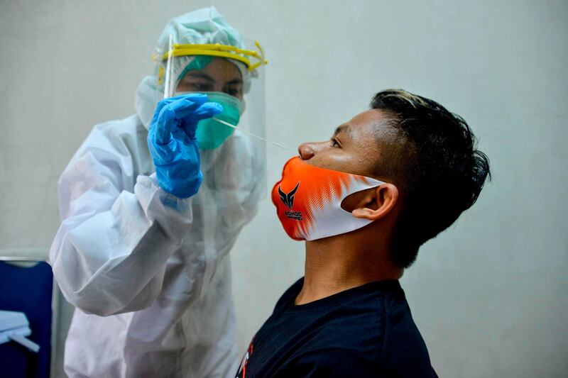 A local football player takes a swab test for the COVID-19 coronavirus at the Syiah Kuala university laboratory in Banda Aceh on September 21, 2020. / AFP / CHAIDEER MAHYUDDIN
