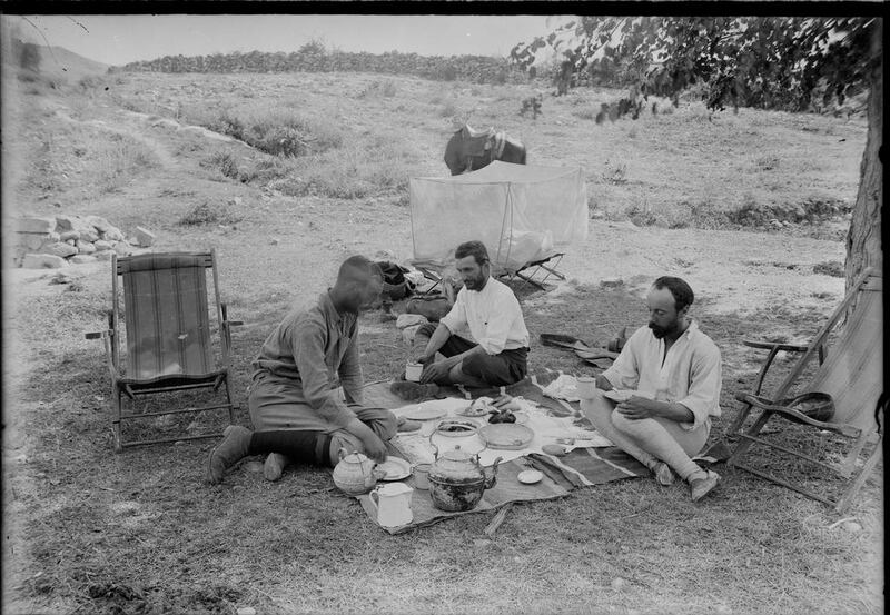 Garstang, right, with two members having a picnic meal. Courtesy The Garstang Museum of Archaeology, University of Liverpool