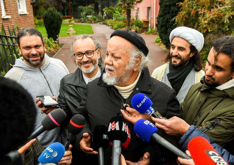 Founder of the "Centre Zahra France" religious association Gouasmi Yahia (C), flanked by Tahiri Jamel (R), head of the centre, speaks to journalists outside the centre, in Grande Synthe near Dunkirk on October 2, 2018 after a police operation of "terrorism prevention".   3 people have been detained in police custody during the operation involving 200 policemen. / AFP / Philippe HUGUEN
