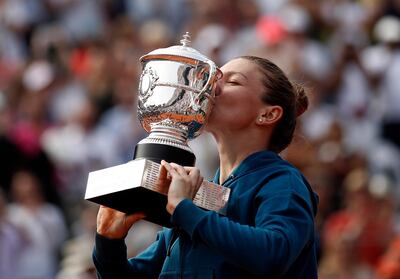 epa06796653 Simona Halep of Romania reacts with the trophy after winning against Sloane Stephens of the USA during their women’s final match during the French Open tennis tournament at Roland Garros in Paris, France, 09 June 2018.  EPA/YOAN VALAT
