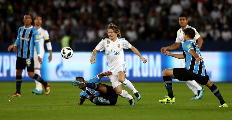 Real Madrid's Luka Modric evades the Gremio defence. Francois Nel / Getty Images)
