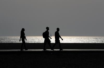 DUBAI, UNITED ARAB EMIRATES , May 27 – 2020 :- People wearing protective face mask as a preventive measure against the spread of coronavirus and doing their evening walk at the Kite beach jogging track in Dubai. (Pawan Singh / The National) For News/Online/Stock/Instagram