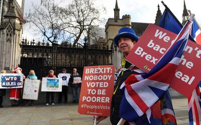 epa07242150 Pro Brexit and anti- Brexit campaigners outside parliament in London, Britain, 20 December 2018. MP's are set for a Meaningful Vote on Prime Minister Theresa May's EU Brexit deal in mid January.  EPA/ANDY RAIN