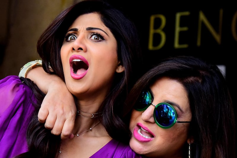 Bollywood actress Shilpa Shetty Kundra (L) and director/choreographer Farah Khan pose during the launch of ‘Flipkart Video Originals,’ a nonfiction show under its original content called 'Backbenchers,' in Mumbai on October 15, 2019.  / AFP / Sujit Jaiswal
