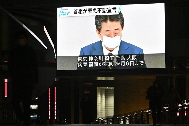 TOPSHOT - A screen shows news footage of Japan’s Prime Minister Shinzo Abe in Tokyo on April 7, 2020. Japan's Prime Minister Shinzo Abe on April 7 declared a month-long state of emergency in Tokyo and six other parts of the country over a spike in coronavirus cases. / AFP / Philip FONG
