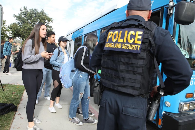 SANTA CLARITA, CALIFORNIA - NOVEMBER 14: Students are evacuated from Saugus High School onto a bus after a shooting at the school left two students dead and three wounded on November 14, 2019 in Santa Clarita, California. A suspect in the shooting is being treated at a local hospital for a gunshot wound to the head.   Mario Tama/Getty Images/AFP
== FOR NEWSPAPERS, INTERNET, TELCOS & TELEVISION USE ONLY ==
