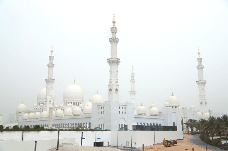 Abu Dhabi, U.A.E., July 23, 2018.   White haze at Abu Dhabi due to sand storms. --  Sheikh Zayed Grand Mosque.
Victor Besa / The National
Section:  NA
