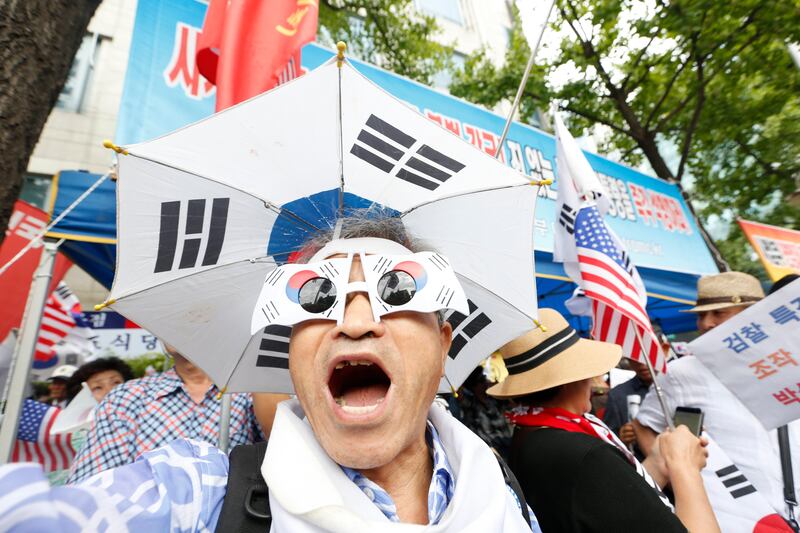 Supporters of South Korea's ousted president Park Geun-hye gather to support Samsung heir Lee Jae-yong in Seoul. Jeon Heon-kyuun / EPA