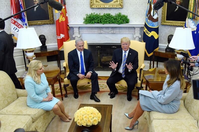 epa06583306 US President Donald J. Trump  and First Lady Melania Trump (R) welcome the Israeli Prime Minister Benjamin Netanyahu and his wife Sara Netanyahu (L) in the Oval Office of the White House in Washington, DC, USA, 05 March 2018.  EPA/OLIVIER DOULIERY/ POOL