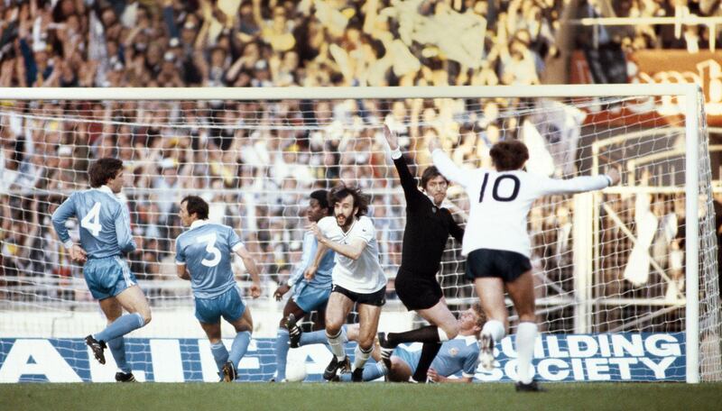 LONDON, UNITED KINGDOM - MAY 14: Referee Keith Hackett reacts as  Ricky Villa (c) of Spurs turns to celebrate after scoring the opening goal of the 1981 FA Cup Final Replay Tottenham Hotspur and  Manchester City at Wembley Stadium on May 14, 1981 in London, England.  (Photo by Allsport/Getty Images)