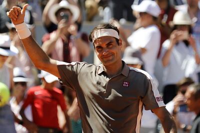 Switzerland's Roger Federer celebrates after winning against Argentina's Leonardo Mayer during their men's singles fourth round match on day eight of The Roland Garros 2019 French Open tennis tournament in Paris on June 2, 2019. / AFP / Thomas SAMSON
