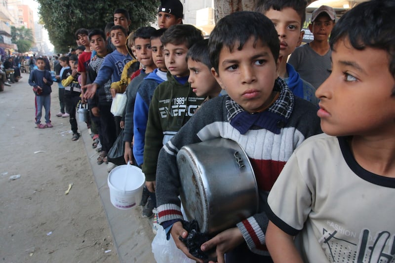 Displaced Palestinian children queue for food in Deir Al Balah, central Gaza. Bloomberg
