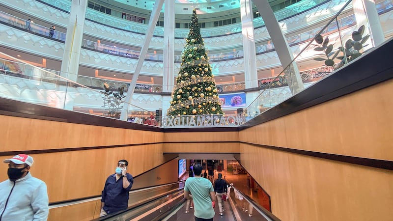 DUBAI UNITED ARAB EMIRATES. 23 DECEMBER 2020. Last minute X-mas decorations and shopping before the 25th of December arrives at Oasis Mall. (Photo: Antonie Robertson/The National) Journalist: None. Section: National.