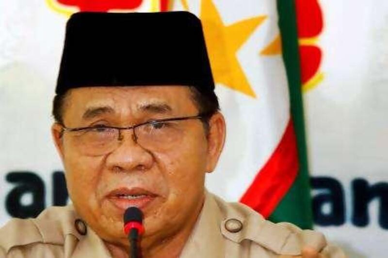 Moro Islamic Liberation Front (MILF) chief Murad Ibrahim gestures as he speaks during a press conference at their camp in Sultan Kudarat, Maguindanao province, in the Philippines southern island of Mindanao on August 9, 2010. The leader of the Philippines' long-running Muslim insurgency said on August 9 he was hopeful of signing a peace deal during new President Benigno Aquino's six-year term.    AFP PHOTO/Mark Navales *** Local Caption ***  157444-01-08.jpg