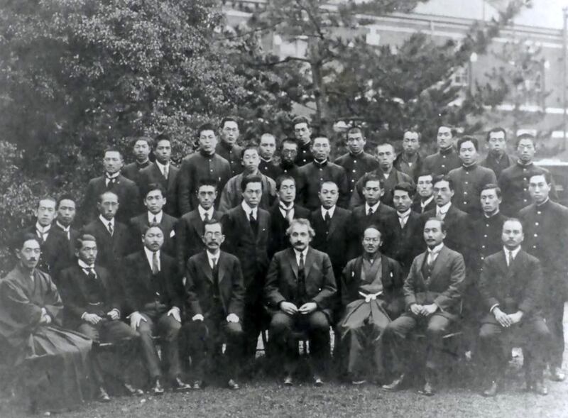 MBAKX5 ALBERT EINSTEIN (1879-1955) with members of the Physics department of Kyoto University, Japan,  in December 1922. Pictorial Press Ltd / Alamy Stock Photo