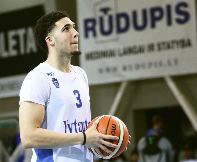 US basketball player LiAngelo Ball takes part in his first training session in Prienai, Lithuania, where he will play for the Vytautas club on January 5, 2018.
Basketball-crazed Lithuania welcomed LiAngelo and LaMelo Ball, the two youngest sons of flamboyant Los Angeles entrepreneur LaVar Ball who recently made headlines due to a feud with US President Donald Trump. / AFP PHOTO / Petras Malukas