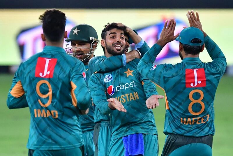 Pakistan's cricketers celebrate after the dismissal of Australian cricketer Chris Lynn during the third T20 cricket match between Pakistan and Australia at The International Cricket Stadium in Dubai on October 28, 2018. / AFP / GIUSEPPE CACACE
