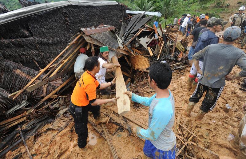 Indonesian villigers and rescuers search for landslide victims at Sirnaresmi village in Sukabumi, Indonesia, 01 January 2019.  EPA