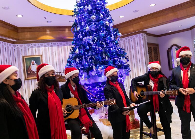 DUBAI, UNITED ARAB EMIRATES. 20 DECEMBER 2020. 
Christmas carol at Radisson Blu Hotel, Dubai Deira Creek.
(Photo: Reem Mohammed/The National)

Reporter: Patrick Ryan
Section: