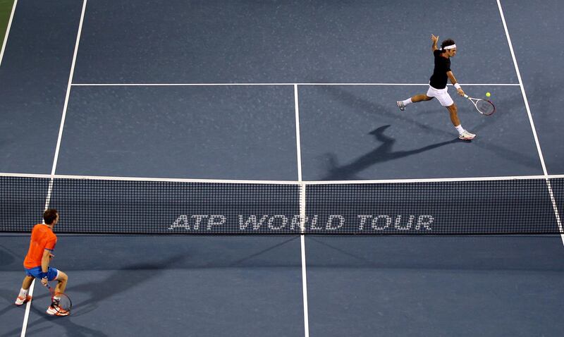 Switzerland's Roger Federer (R) returns the ball to Britain's Andy Murray during their ATP Dubai Open final tennis match in the Gulf emirate on March 3, 2012. AFP PHOTO/KARIM SAHIB (Photo by KARIM SAHIB / AFP)