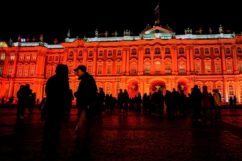 The State Hermitage Museum is seen illuminated in red for the centenary of the Bolshevik revolution in Saint Petersburg on October 25, 2017. / AFP PHOTO / Olga MALTSEVA