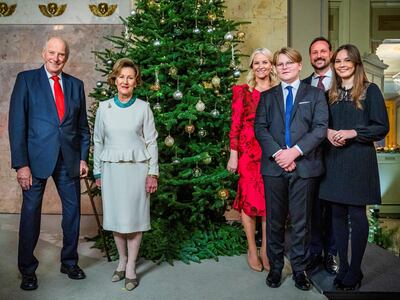 Norway's royal family, King Harald, Queen Sonja, Crown Princess Mette-Marit, Prince Sverre Magnus, Crown Prince Haakon and Princess Ingrid Alexandra pose for Christmas photography at the Royal Palace in Oslo, Norway, December 15, 2020. Picture taken December 15, 2020. Hakon Mosvold Larsen/NTB via REUTERS THIS IMAGE HAS BEEN SUPPLIED BY A THIRD PARTY. NORWAY OUT. NO COMMERCIAL OR EDITORIAL SALES IN NORWAY