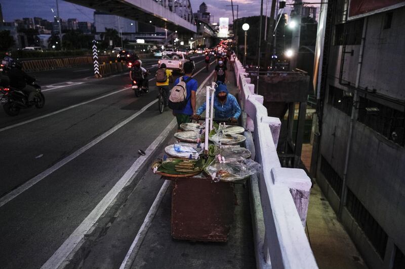 A street vendor pushes a food cart along the Epifanio de los Santos Avenue highway in Metro Manila, the Philippines. Bloomberg