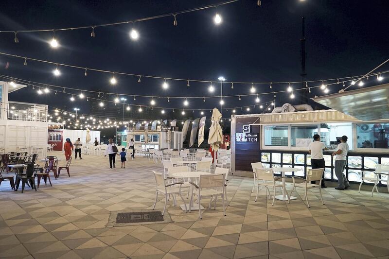      ABU DHABI , UNITED ARAB EMIRATES , APRIL 16   – 2018 :- Restaurants at the Al Bahar at the corniche in Abu Dhabi. ( Pawan Singh / The National ) For Weekender                           