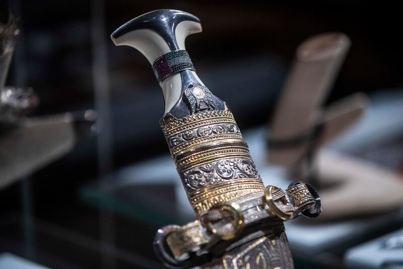 The handle (al megbad), ferrule (al touq) and top of the scabbard (al sadr)