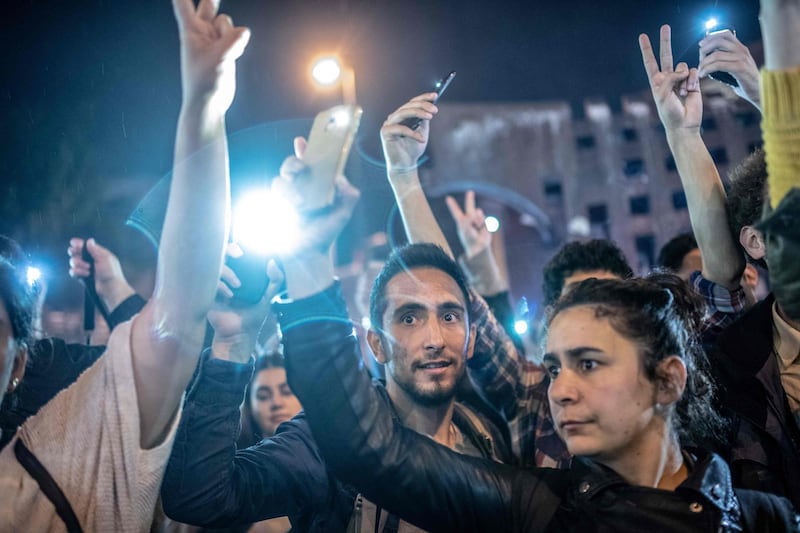 Protesters shine lights from their mobile devices during a demonstration in Istanbul's Kadikoy district, on May 7, 2019, following a decision by the authorities to re-run the city's mayoral election.  Turkey's top election body ordered a re-run of Istanbul's mayoral election on May 6 after the party of President Recep Tayyip Erdogan complained about its shock defeat in the vote, the state news agency reported. The winner of the election, Ekrem Imamoglu of the main opposition Republican People's Party (CHP), said it was a "treacherous decision" and vowed to fight on. / AFP / BULENT KILIC
