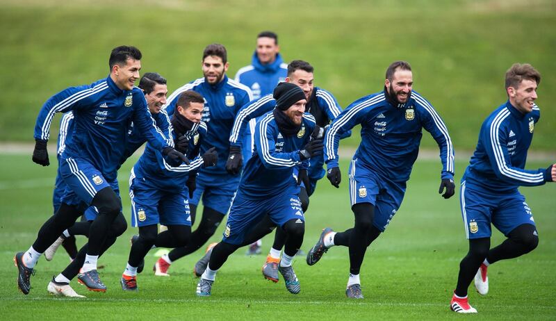 epa06618457 Argentinian national soccer team strikers Lionel Messi (C) and Gonzalo Higuain (2-R) perform with their teammates during their training session at City Football Academy in Manchester, Britain, 21 March 2018. Argentina will face Italy in their International Friendly soccer match on 23 March 2018.  EPA/PETER POWELL