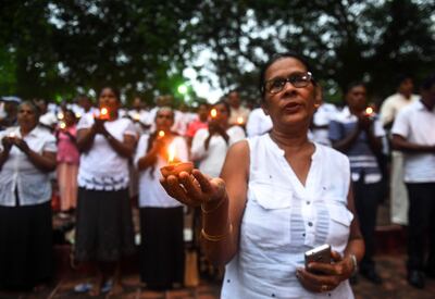 Sri Lankan Christians hold oil lamps as they take part in a remembrance ceremony in Colombo on June 21, 2019, two months ago after Easter Sunday bombings targeting churches and luxury hotels that killed 258 people. / AFP / ISHARA S. KODIKARA
