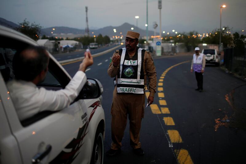 Saudi security control traffic on the first day of the annual Haj pilgrimage in Arafat, Saudi Arabia August 30, 2017.  REUTERS/Suhaib Salem