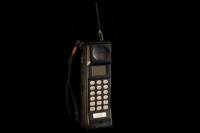 Etisalat was founded in 1976 and within a few years had become one of the first networks in the world to offer mobile phones, like this Japanese NEC TR5E1000-9A, which was launched in the autumn of 1987.